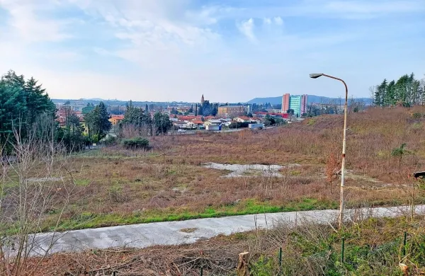 Začetek gradnje  soseske na Ladi se odmika že pet let.