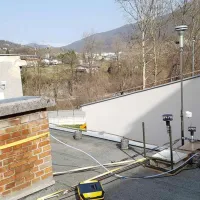 Vzorčevalnik filtrov (levo) in vzorčevalni sistemi za meritve z visoko časovno resolucijo,   elementna sestava in črni ogljik (desno).