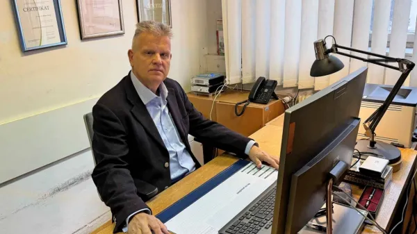 Dr. Bojan Tičar se raziskovalno ukvarja predvsem s pravnimi vidiki 
vodenja, poslovanja in družbene odgovornosti pravnih oseb 
javnega prava, države, občin, javnih zavodov in javnih podjetij. 