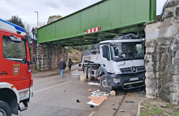 Solkan: tovornjak se je spet zagozdil pod železni&scaron;ki most (FOTO)