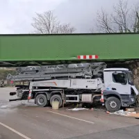 Solkan: tovornjak se je spet zagozdil pod železni&scaron;ki most (FOTO)