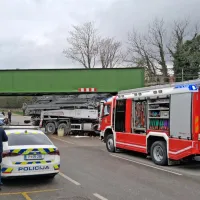 Solkan: tovornjak se je spet zagozdil pod železni&scaron;ki most (FOTO)