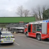 Solkan: tovornjak se je spet zagozdil pod železni&scaron;ki most (FOTO)