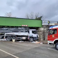 Solkan: tovornjak se je spet zagozdil pod železni&scaron;ki most (FOTO)