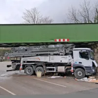 Solkan: tovornjak se je spet zagozdil pod železni&scaron;ki most (FOTO)