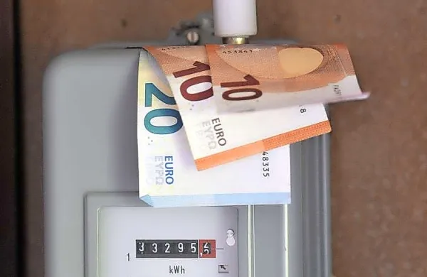 Gospodinjstva &scaron;e vsaj do julija v celoti opro&scaron;čena prispevka za OVE