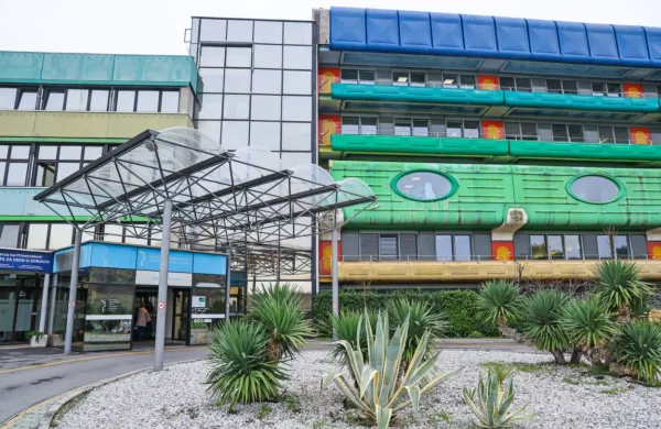 Izolska bolnišnica je z dobrim poslovanjem svetla izjema v državi in še bolj izjemna po tem, da ji že leta uspe 
ustvarjati lastne prihranke, s katerimi se  posodablja, zato naloga o nakupu kirurškega robota ni presenečenje.  