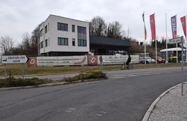 Med številnimi novimi poslovnimi objekti in površinami v Šempetru pri Gorici je tudi južno območje 
industrijske cone Lavžnik.