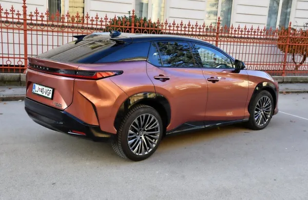 Elektro gnani Lexus RZ je odgovor na aktualne trende v avtomobilski industriji.