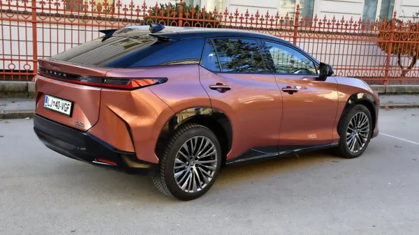 Elektro gnani Lexus RZ je odgovor na aktualne trende v avtomobilski industriji.