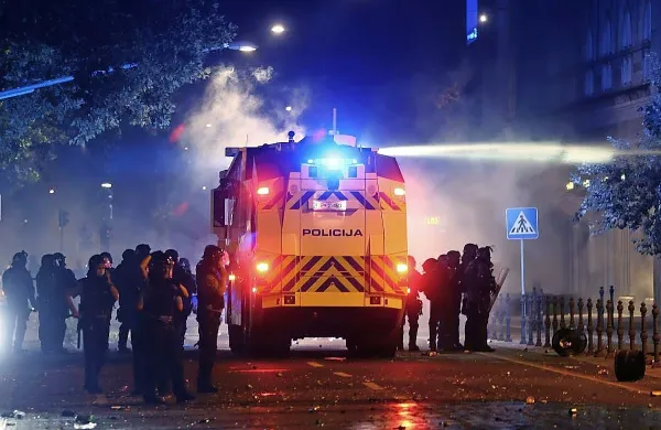 Vodni top je razgnal protestnike.