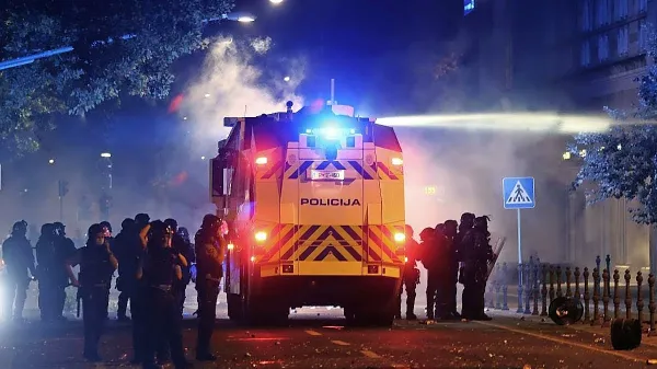 Vodni top je razgnal protestnike.