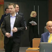 Žanu Mahniču se med protesti oktobra 2021 nihče od poveljujočih 
v policiji  ni upal postaviti po robu. 