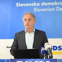 

Aleš Hojs je takrat v štab prišel neposredno iz Budimpešte, od 
koder se je pripeljal z vladnim  letalom falcon.