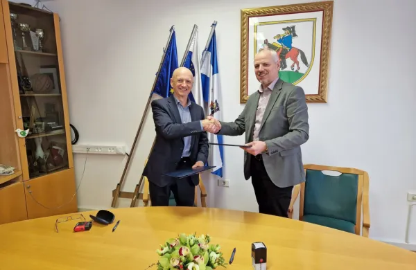    Vlado Švab (levo) in Robert Smrdelj sta  si segla v roke, dela se bodo 
začela prihodnji mesec.