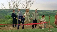 Prva lopata megalomanskega projekta  in  navidezna idila, ki začne 
kmalu kazati številne razpoke ...