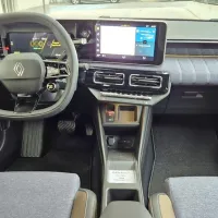 V potniški kabini je počutje prijetno, voznikovo okolje je ergonomsko urejeno, prtljažnik pa primerno velik. Nenazadnje gre 
za urbanega električarja.