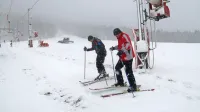 Na SKI Bor so se še med sneženjem lotili priprave smučišča, 
podobno na smučarskem centru Cerkno. Oboji v soboto obljubljajo odlično smuko.