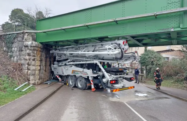 Zagozdeni tovornjak sinoči potegnili izpod mostu