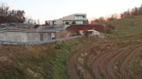 V celotni biodinamični pridelavi se po svetu, delno tudi v Sloveniji, 
najhitreje širi tovrstno vinarstvo. Na fotografiji dih jemajoče 
vinarstvo in turistična kmetija Guerila na Planini nad Ajdovščino.