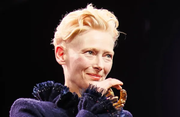 Tilda Swinton je predsinoči, ob začetku 75. mednarodnega 
filmskega festivala Berlinale, prejela zlatega medveda za življenjsko delo.