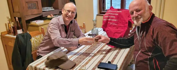Na zdravje vsem dobro mislečim ljudem. Jože Jeram (desno) na obisku pri svetogorskem patru, borcu za dobro Bogdanu Knavsu.

