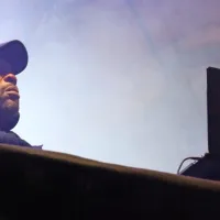 DJ Daddy G, član slovitih Massive Attack iz Bristola, je navduševal na Trgu Evrope in 
testiral teren za junijsko vrnitev na Goriško, ko bo  z zasedbo nastopil  pri Rdeči hiši. 