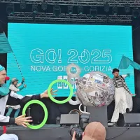 Pistolettovo kroglo so v Novo Gorico ob dobrodošlici klovnov-akrobatov  prikotalili pohodniki, ki so že zjutraj krenili iz Gorice. 