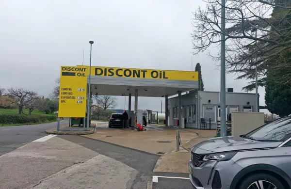 Zamaskirani  ropar  je v četrtek  zvečer  s  pištolo  zagrozil  zaposlenima    na bencinskem  servisu  na  Plavjah,  nedaleč  od meje z  
Italijo. 