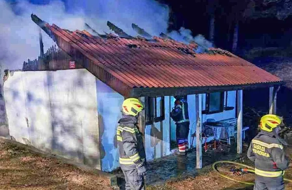 Ogenj  je  montažno  hišo  povsem  uničil. 