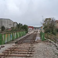 Na  Slovenskih železnicah  napovedujejo, da  bodo  vlaki  začeli  ponovno  voziti  v  četrtek,  proti  koncu dneva. 

