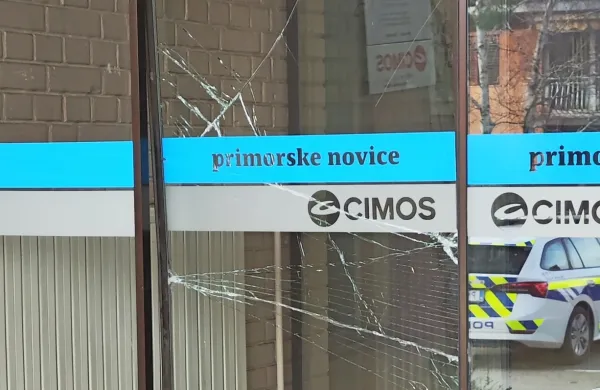 Takšen prizor je danes zjutraj dočakal zaposlene Primorskih novic 
v Šalari.