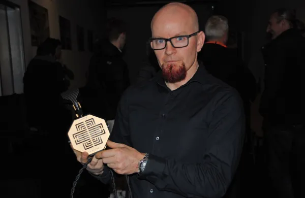 Prihajajo pozlačene slušalke