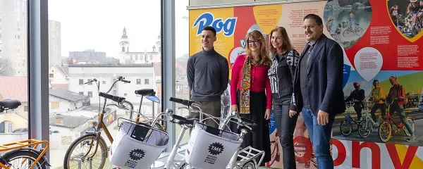 Pony kotiček so odprli (z leve) Matevž Šlabnik, Renata Zamida, dr. 
Barbara Jurčič in Vladimir Pogač.