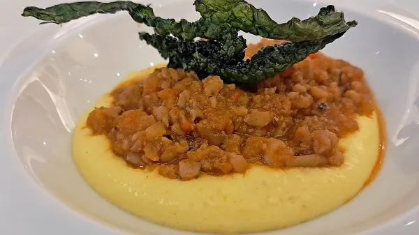 Ragu iz hobotnice na polenti in ocvrt listnati ohrovt za hrustljavost