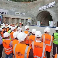 Slovenski podizvajalci turškega gradbinca Yapi Merkezi pri gradnji 
1,1 milijarde evrov vrednega drugega tira železniške proge 
Divača-Koper ostajajo praznih rok.