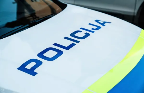 Renče: mladostniki v avtomobile metali kamenje