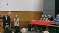  Zagate prometne ureditve so zbranim pojasnjevali župan Milan 
Turk (levo) in vodstvo civilne iniciative, od leve za mizo:  Franc 
Halas, Andreja Ličer, Bojan Goljevšček in Gorazd Humar. 