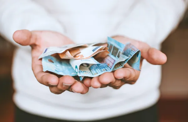 Eurobarometer: Po mnenju mladih bi moral biti boj proti nara&scaron;čajočim cenam glavna prednostna naloga v EU