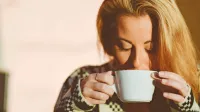 Pri gripi in  podobnih boleznih je pomembno, da okuženi zaradi visoke temperature in hidracije ter lažjega 
prebolevanja vsak dan pije veliko tekočine s C vitaminom. Še najboljši je  mlačen čaj s svežim  limoninim sokom. 