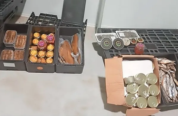   Vozniku  kombija  so  zasegli  ribje  izdelke  ter   deset  kilogramov  
rakcev,  ki jim  je  potekel  rok  uporabe. 