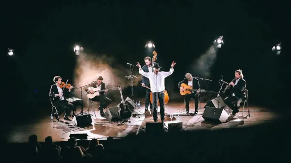 Vlado Kreslin in Momento Cigano oziroma Momento Cigano in Vlado Kreslin so s skupnim projektom navdušili občinstvo Kulturnega doma Nova 
Gorica, jutri skupno pot  nadaljujejo v portoroškem Avditoriju. 