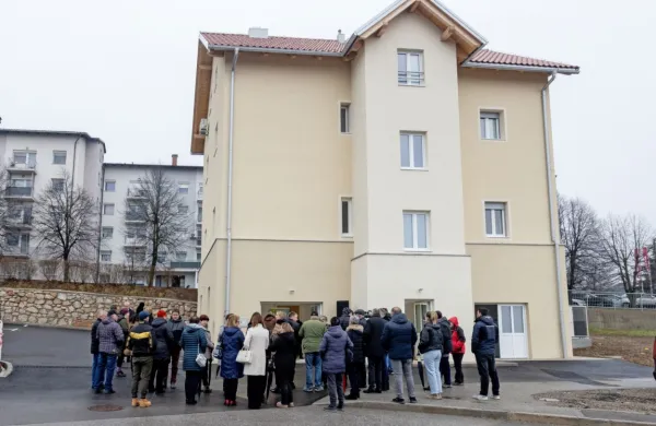  Stavba s petimi občinskimi stanovanji  v Pivki