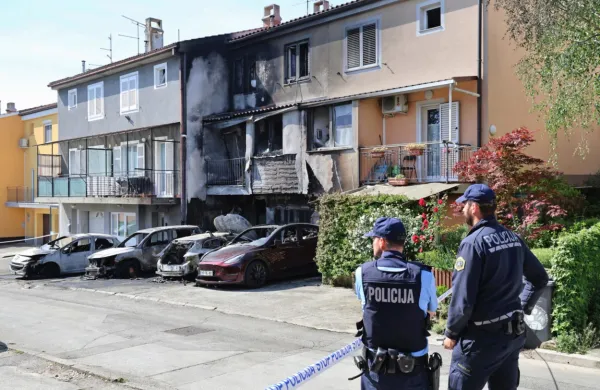 Razdejanje  v  Vodopivčevi  ulici  v Kopru  po  nočnem  divjanju  
ognjenih  zubljev  9.  maja lani 