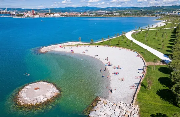 Mestna občina Koper je danes ponovno objavila javni razpis za 
oddajo javne površine za gostinsko uporabo v obmorskem parku 
v Žusterni. 