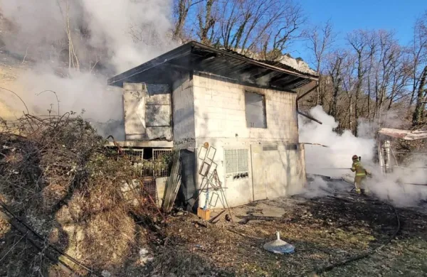 Zagoreli panji in ostre&scaron;je poslopja