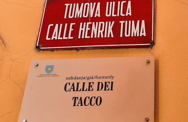 Takšna različica zgodovinske table je bila za inšpektorat za kulturo 
in medije sporna.  