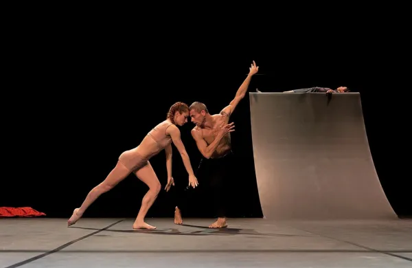 Predstavo Brezmejno telo pripravljata Nastja Bremec Rynia in 
Michal Rynia iz MN Dance Company.
