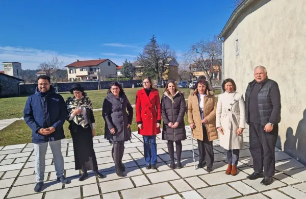 Na fotografiji (od leve): Aaron Uazeua, vodja službe za marketing 
in prodajo v Kobilarni Lipica,  mag. Ariana Durnik, direktorica 
Javnega zavoda Miren Kras; Polona Kovačič, v. d. direktorja v 
Parku Škocjanske jame; Tamara Udovič, skrbnica Muzeja slovenskih filmskih igralcev; Leja Mikuž za Ministrstvo za gospodarstvo, turizem in šport, Direktorat za turizem;  Alenka Štrucl 
Dovgan, županja Občine Divača; dr. Karmen Rodman direktorica 
Območne razvojne agencije Krasa in Brkinov ter Bogdan Macarol, 
predsednik Društva turističnih vodnikov Krasa in Brkinov, ki je bil 
tudi v vlogi koordinatorja, pobudnika in moderatorja dogodka.
