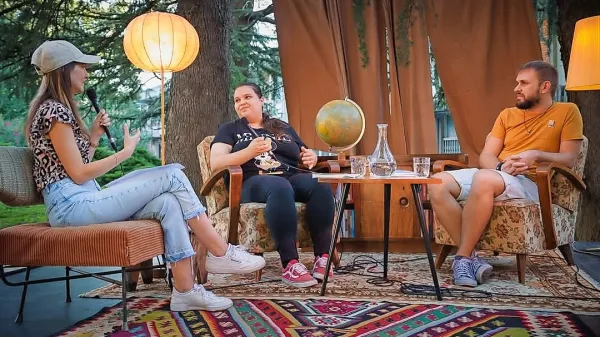 Z leve: pisateljici Katarina Gomboc Čeh in  Selma Skenderović ter avtor scenarija za Ars 
teatralis Alex Kama Devetak